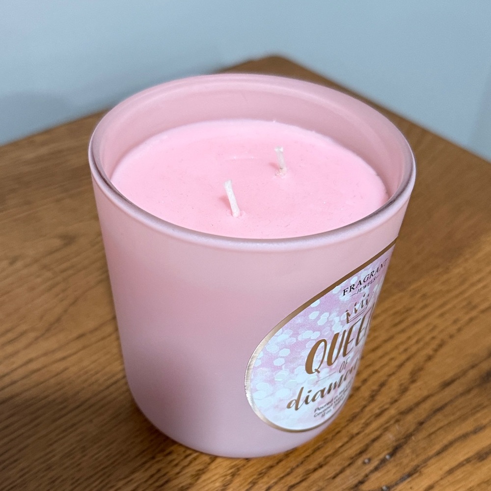 Fragrant Jewels Queen of Diamonds Candle (Ring size 5) - Picture 2 of 7